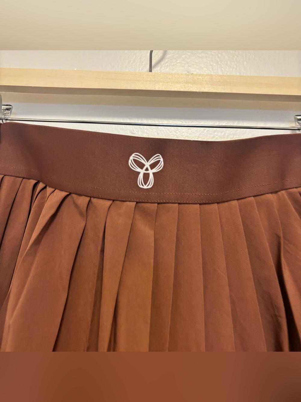 Aritzia Tnaction Pleated Active Mini Skirt in Warm Brown Size L - Picture 3 of 4